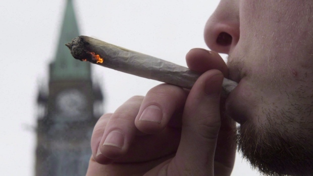 Канадцы чаще курят. И табак, и марихуану