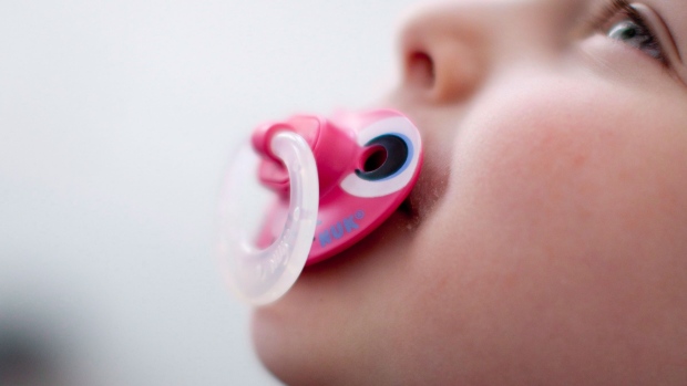 Облизывающие соску ребенка мамы снижают риск возникновения аллергии