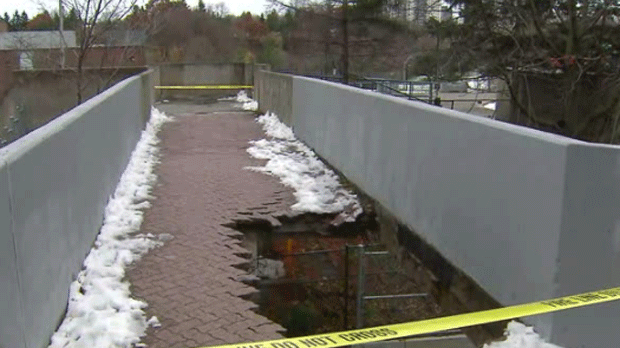 В Торонто обрушился пешеходный мост