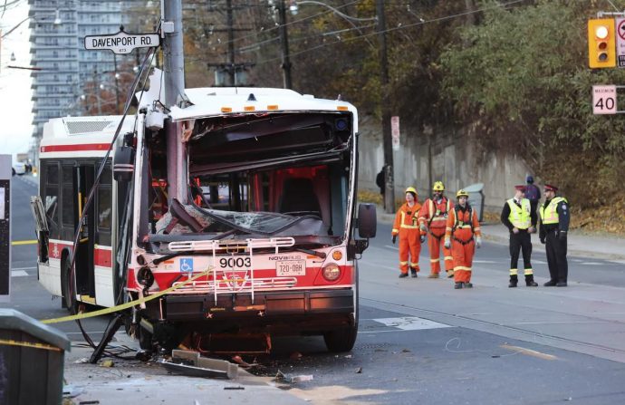 В Торонто автобус врезался в столб: 24 человека — на профилактическом осмотре
