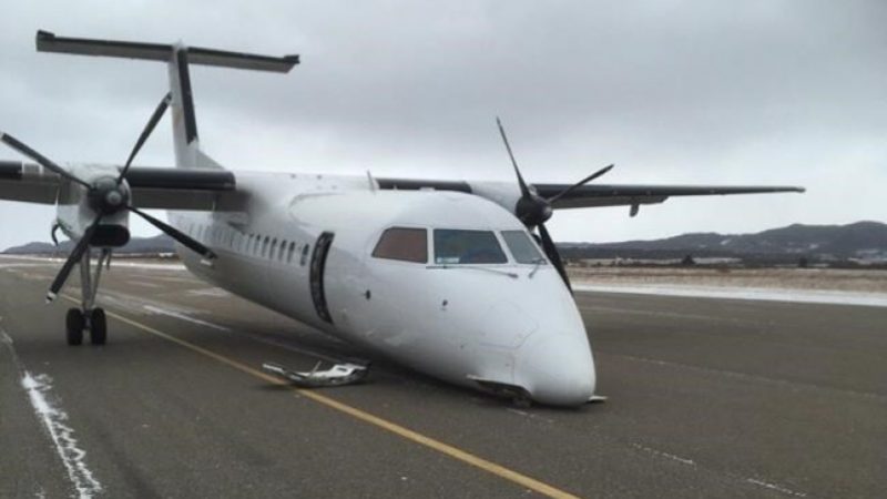 На западе Канады самолет приземлился без переднего шасси