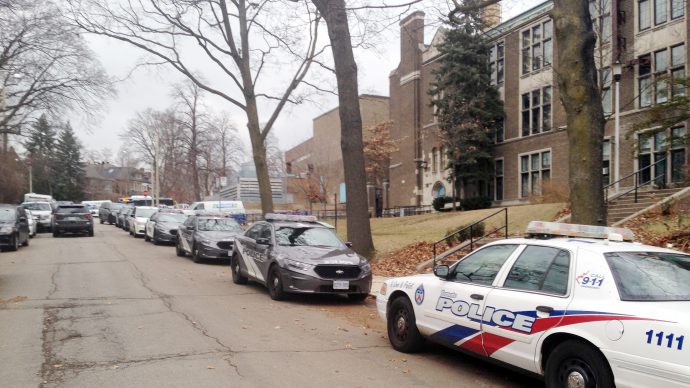 Три школы в Торонто заблокированы полицией