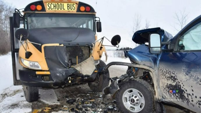 Преступник врезался в школьный автобус и угнал остановившуюся для помощи машину
