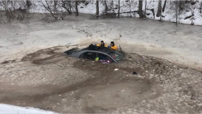 Женщина спасла дочь из машины, утонувшей в замерзшем пруду