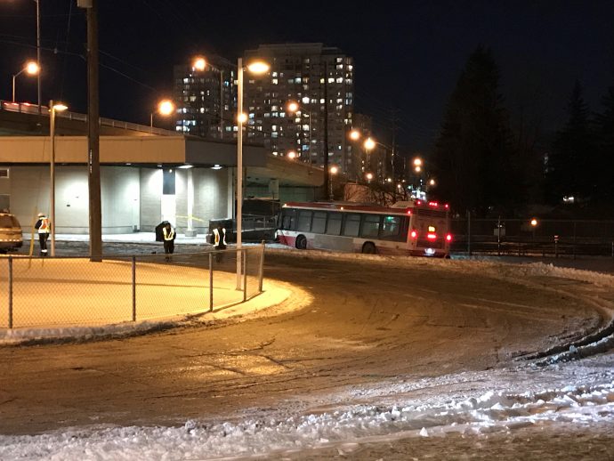 Автобус врезался в забор у станции Lawrence East. 10 человек в больнице