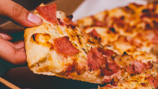 Канадские авиадиспетчеры накормили американских коллег пиццей