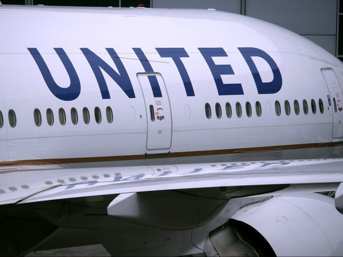 Самолет United 16 часов стоял на морозе в канадском аэропорту