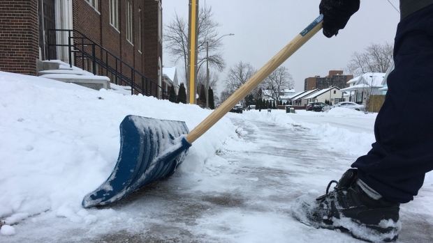Дед Мороз раздора: при уборке снега женщина ударила лопатой соседку по стоянке