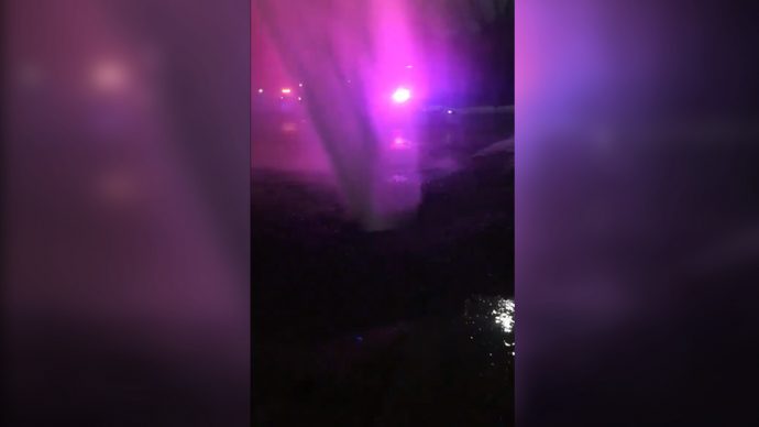 Из-за прорыва водопровода в Миссиссаге бьет высоченный фонтан
