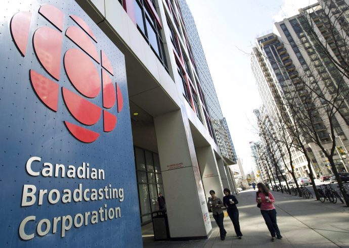 Незваный гость облизал ухо канадского журналиста в прямом эфире