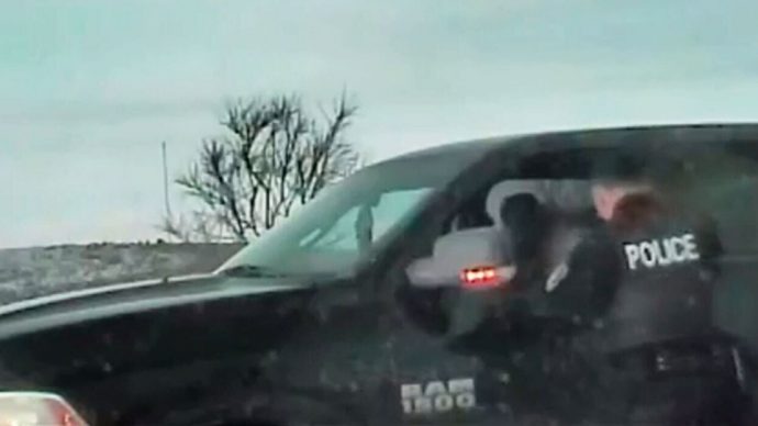 Полицейское видео: водитель заснул пьяным на перекрестке