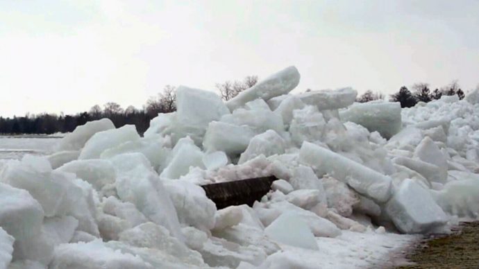 Ледовые торосы на Ниагаре названы в прессе «цунами»
