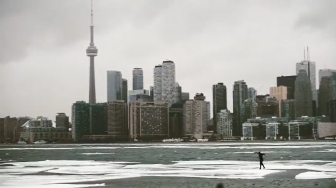 Неизвестный трюкач на льду озера Онтарио