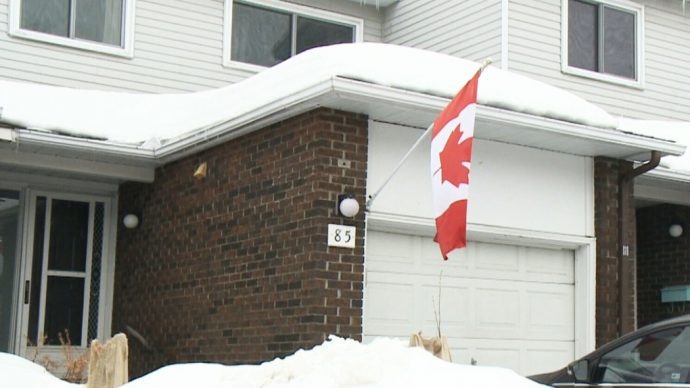 Майoру из Оттавы приказали снять канадский флаг