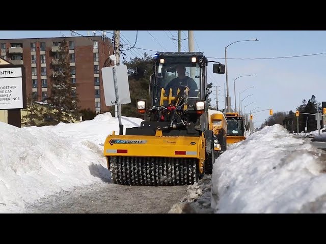 Сделано в Канаде: Галифакс закупил разбивающую лед на тротуарах машину