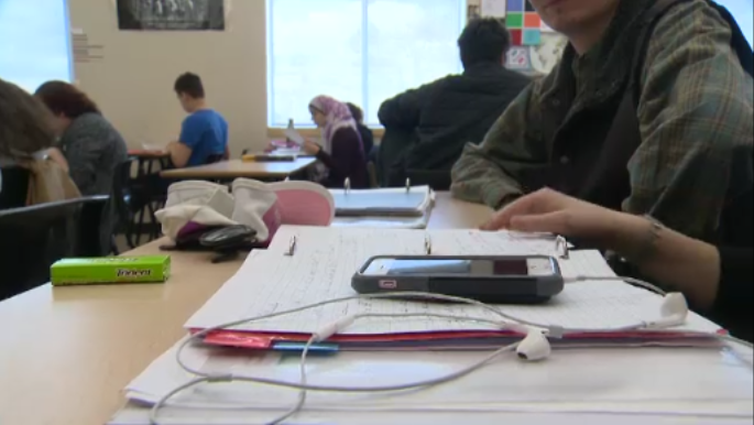 В школах Альберты смартфоны запрещать не станут