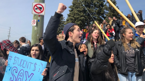 Школьники Онтарио: на политический митинг вместо уроков