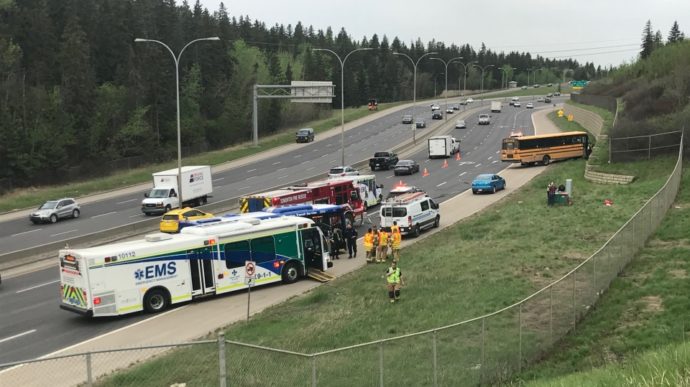В аварии школьного автобуса 12 человек получили травмы