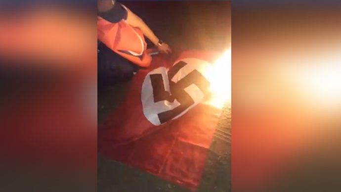 Житель Саскачевана сорвал нацистский флаг с чужой крыши