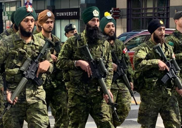 В руках участников сикхского парада в Торонто было боевое оружие