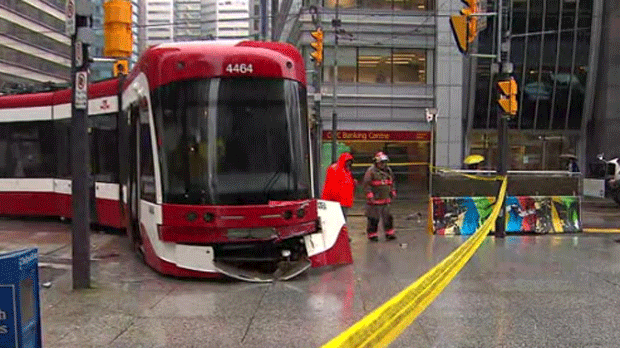 В центре Торонто трамвай сошел с рельсов после аварии