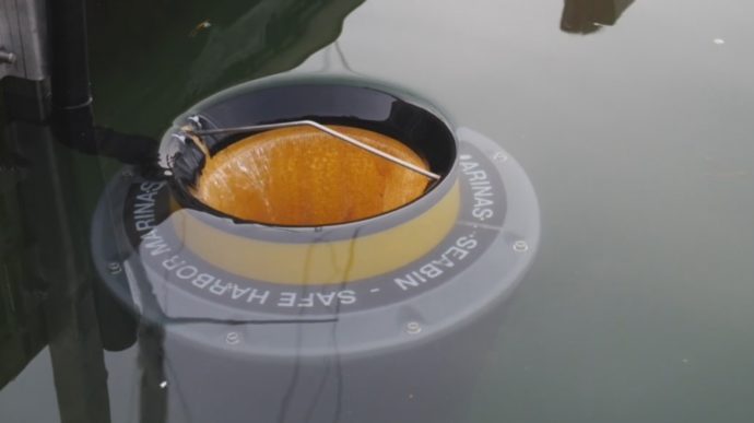 Торонто установил первый автоматический собиратель мусора на озере