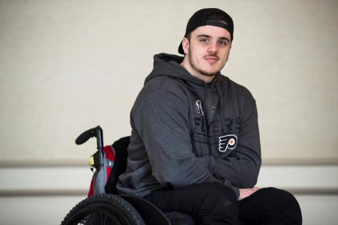 Канадский хоккеист-инвалид отправляется на операцию в Таиланд