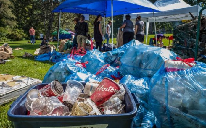 В Канаде пластиковый мусор — от Nestlé и Tim Hortons