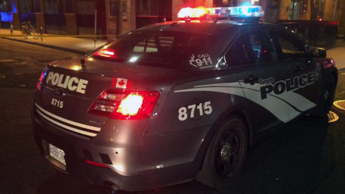 В центре Торонто мужчина с молотком в руках напал на прохожую