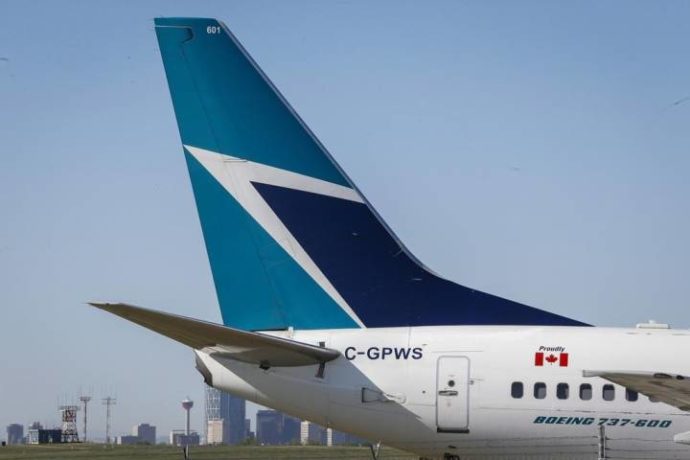 У самолета канадской авиакомпании при посадке отвалилось колесо
