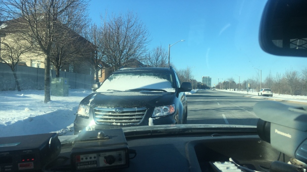 Водитель поленился убрать снег с ветрового стекла