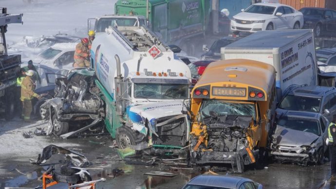Снежный заряд на канадском шоссе: 200 машин попали в аварию