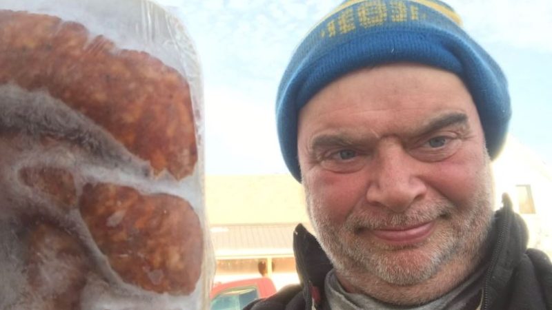 «И бекон бросает в кузов»… Канадский фермер продолжает торговать свининой