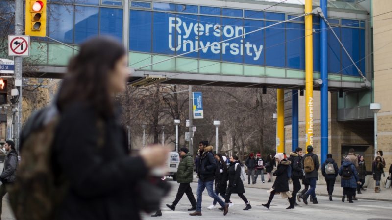 Канадские университеты выселяют студентов из общежитий