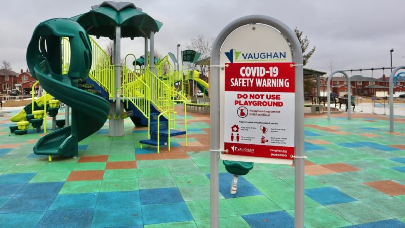 Торонто и Вон закрывают спортивные и детские площадки в парках