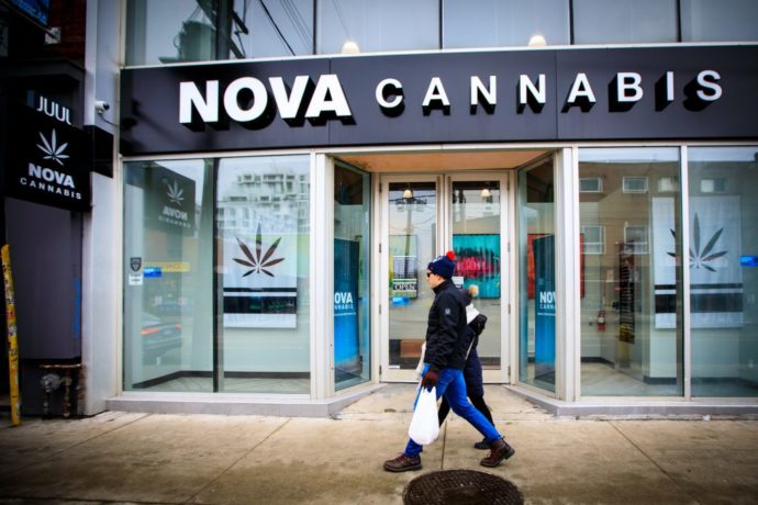 Онтарио закрывает магазины с марихуаной