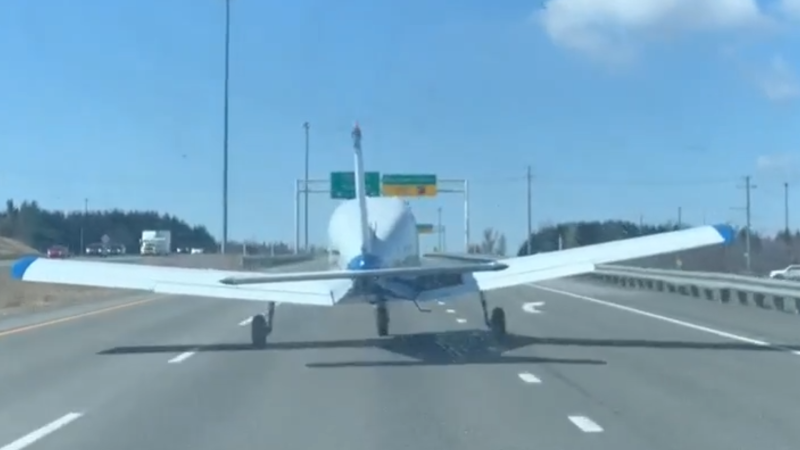 Самолет сел на шоссе в Квебеке