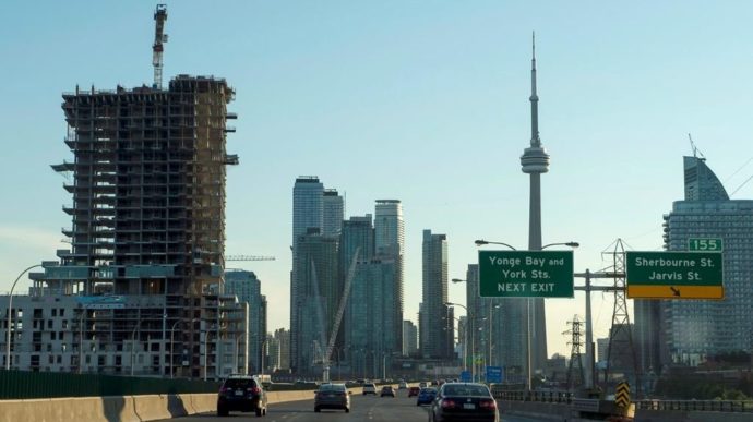 В Торонто проводят ремонт дорог