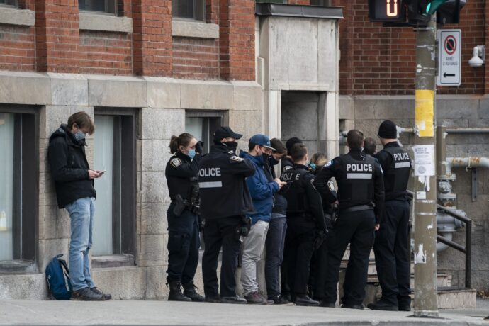 Множество полицейских с оружием в руках — в монреальском райoне Майл Энд