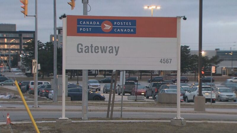 350 работников канадской почты отправили по домам