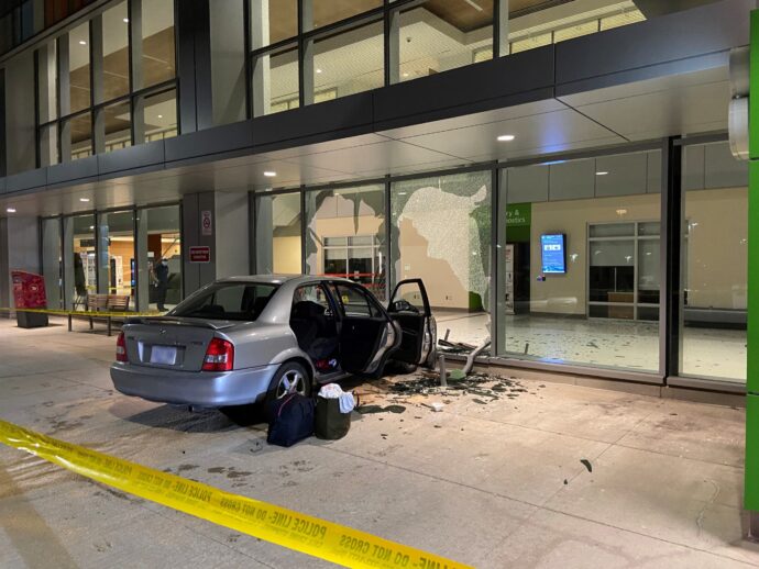 Автомобиль разбил стеклянную стену торонтской больницы