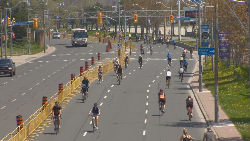 Превращение улиц в велосипедные дорожки в Торонто продолжится