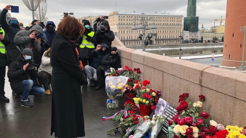 Посол Канады в Москве почтила память Бориса Немцова