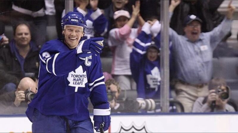 Toronto Maple Leafs: бывшему капитану сегодня стукнуло 50