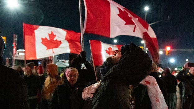 Канадская полиция начинает арестовывать протестующих возле моста