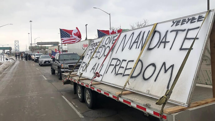 Протестующие заблокировали движение по мосту Амбассадор в Канаду, соединяющему Детройт с Виндзором