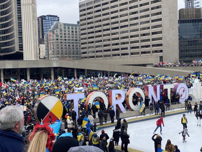 Демонстрация в центре Торонто в знак поддержки Украины
