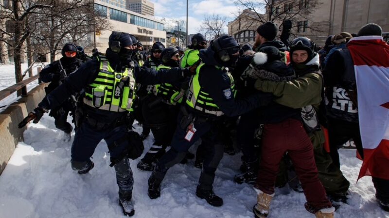 Полиция Оттавы начала использовать перцовые баллончики, чтобы оттеснить протестующих