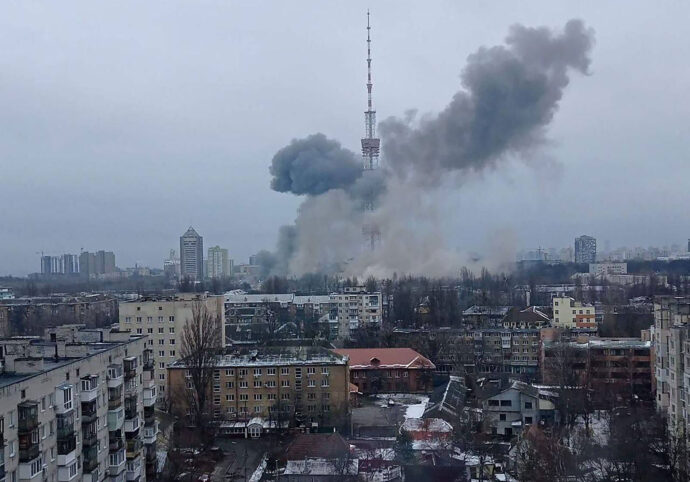 По меньшей мере пять человек погибли при обстреле Киевской телебашни