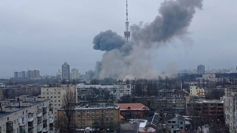 По меньшей мере пять человек погибли при обстреле Киевской телебашни